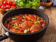 Рецепта Пиле Качаторе - италианска ловджийска яхния с пилешки бутчета, червено вино, чушки и гъби, сушени домати и босилек